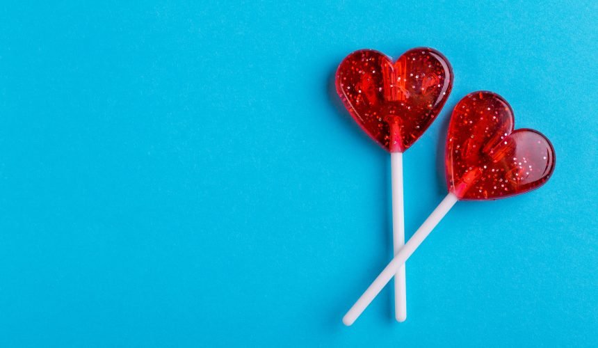 Two red sweet tasty lollipops in shape of heart ¿Quién Soy en mi Relación de Pareja?