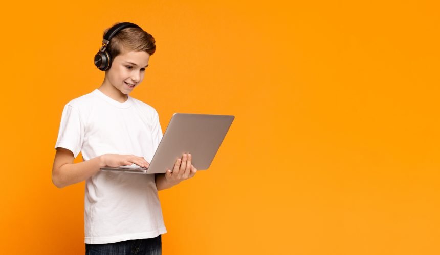 Teenage student watching webinar online on laptop Fonoteleterapia: Otra Forma de Apoyar a Tu Hijo
