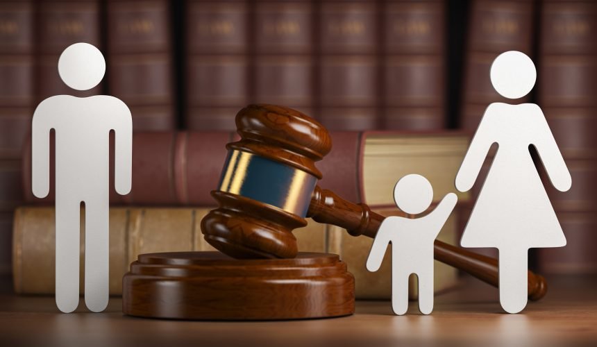 Divorce and custody child concept. Gavel and family silhouette on book background. Padres en Evaluación desde un contexto Psico-Socio_Judicial